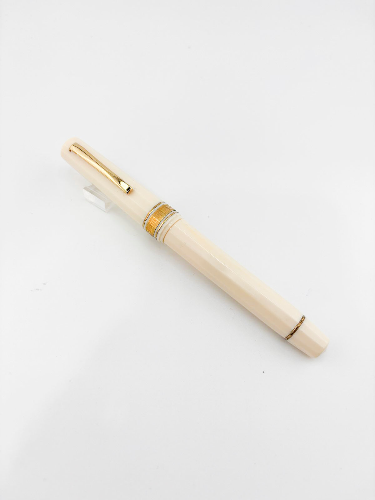 OMAS Ivory Vegetal Resin Bibliotheque Nazionale Fountain Pen - Medium 18kt Gold Nib
