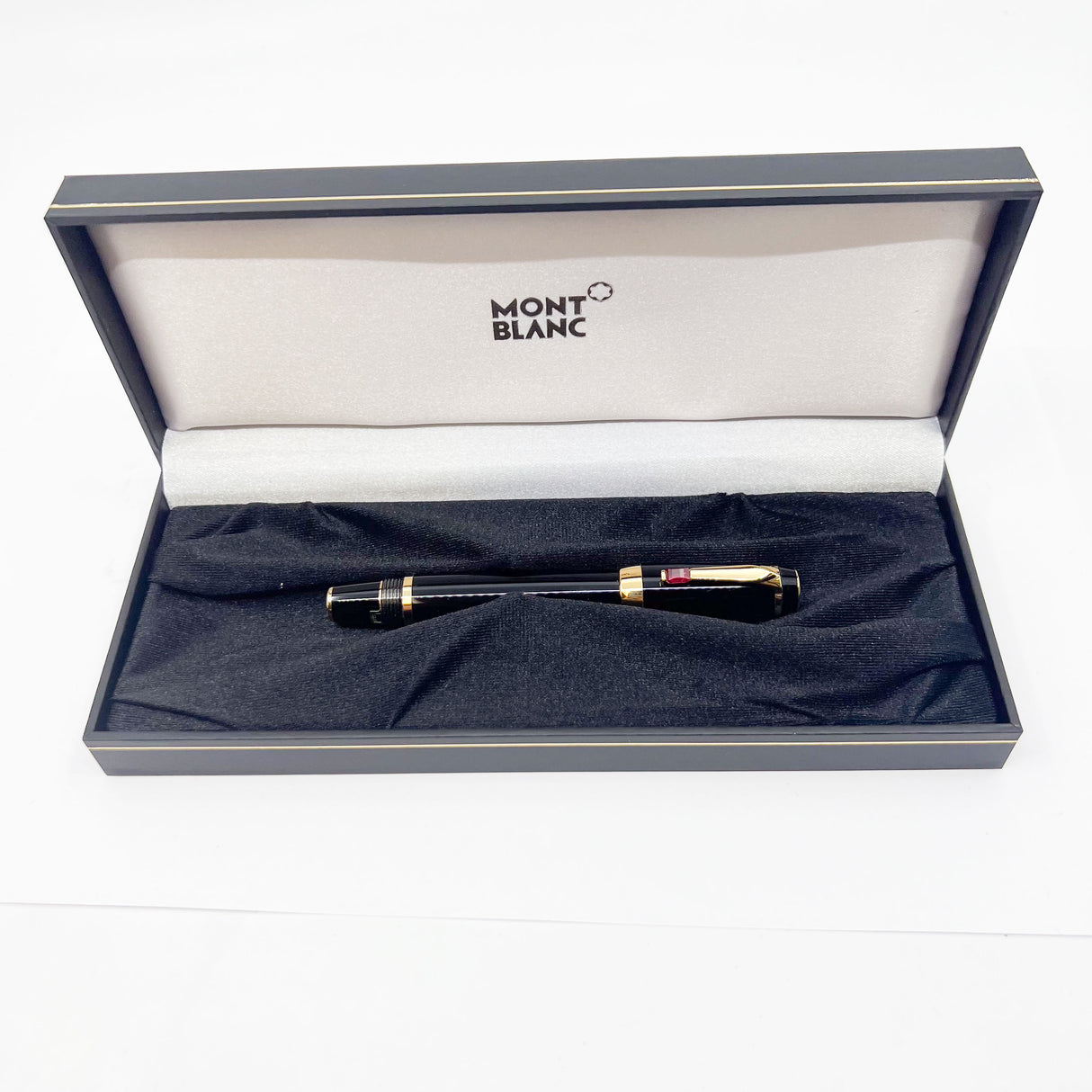 Montblanc Boheme Rouge - Black Resin Fountain Pen - Retractable Medium 14kt Gold Nib