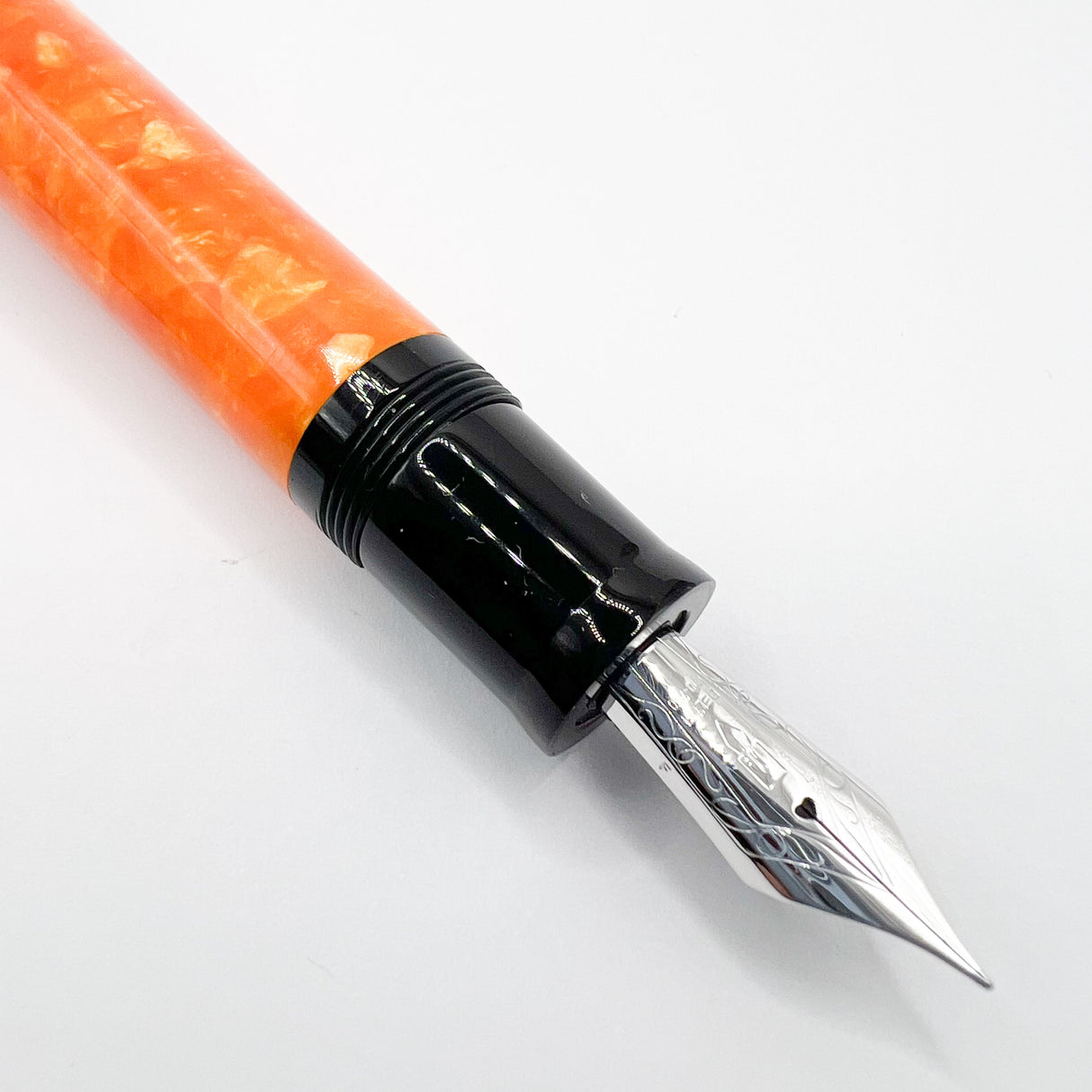 Delta - The Medium Original DolceVita Sterling Silver Trim Fountain Pen - Medium 18kt Gold Nib