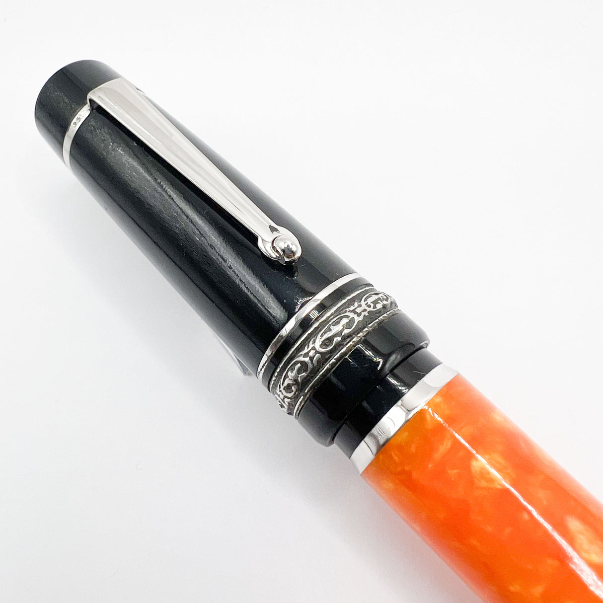 Delta - The Medium Original DolceVita Sterling Silver Trim Fountain Pen - Medium 18kt Gold Nib