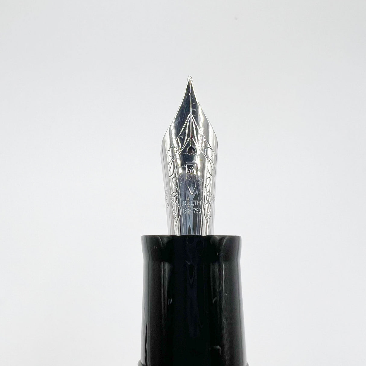 Delta - The Medium Original DolceVita Sterling Silver Trim Fountain Pen - Medium 18kt Gold Nib