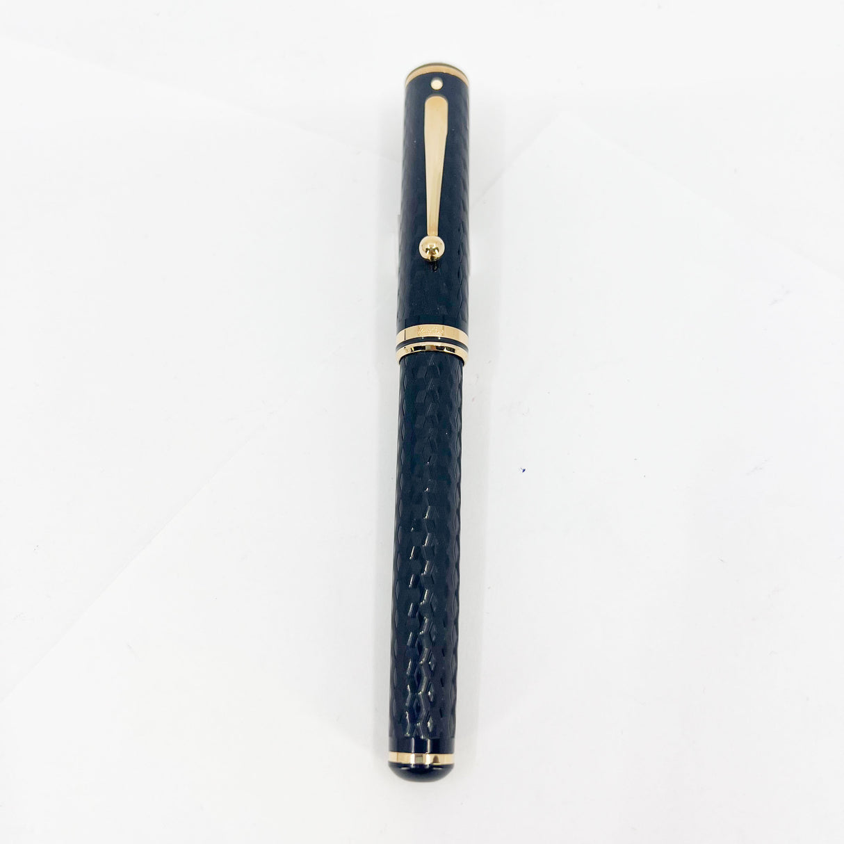 Sheaffer Connaisseur Black Chased Etched Design Fountain Pen - Medium 18kt Gold Nib - Scarce!