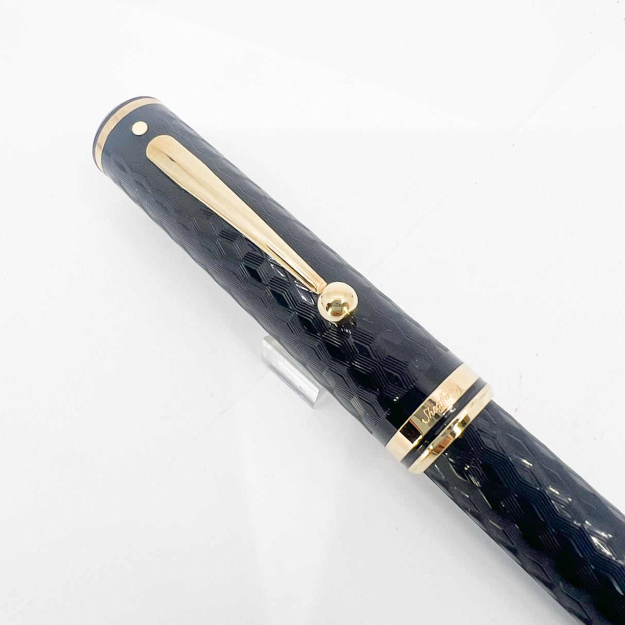 Sheaffer Connaisseur Black Chased Etched Design Fountain Pen - Medium 18kt Gold Nib - Scarce!