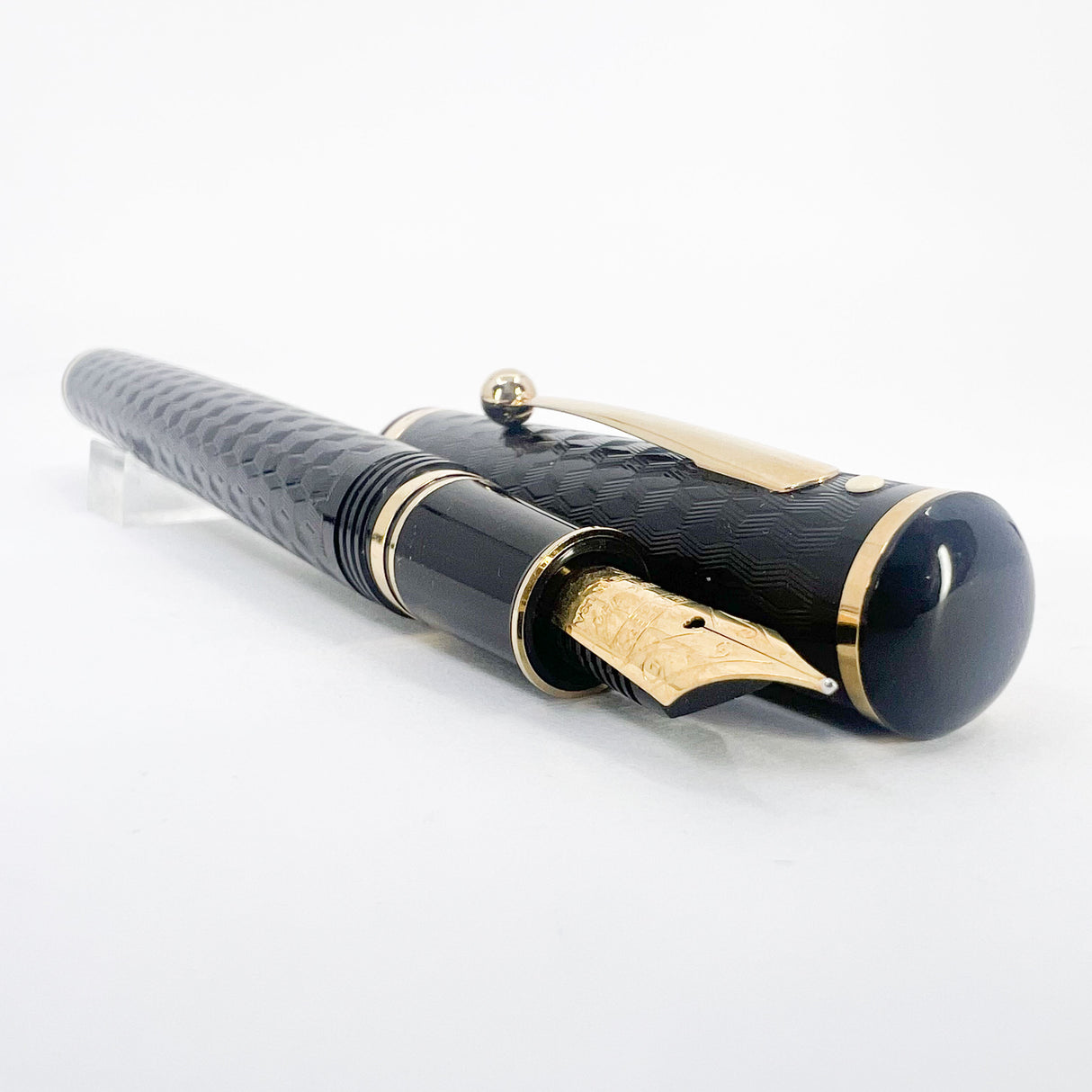 Sheaffer Connaisseur Black Chased Etched Design Fountain Pen - Medium 18kt Gold Nib - Scarce!