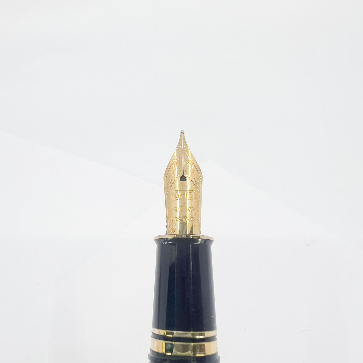 Sheaffer Connaisseur Black Chased Etched Design Fountain Pen - Medium 18kt Gold Nib - Scarce!