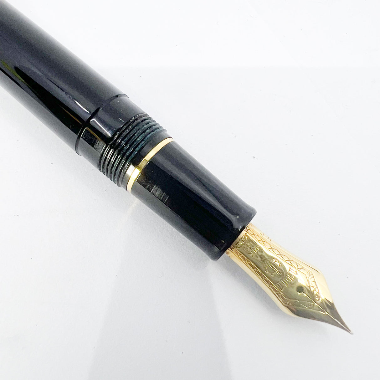 Sailor 1911 Standard Size Glossy Black Fountain Pen - Fine 14kt Gold Nib