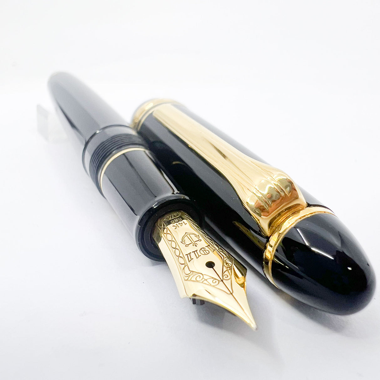Sailor 1911 Standard Size Glossy Black Fountain Pen - Fine 14kt Gold Nib