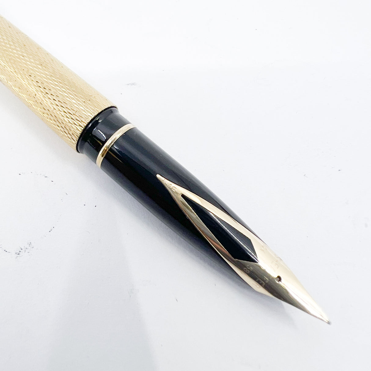 Sheaffer Full-Size Targa Gold-Plated Barleycorn Fountain Pen - Medium 14kt Gold Nib