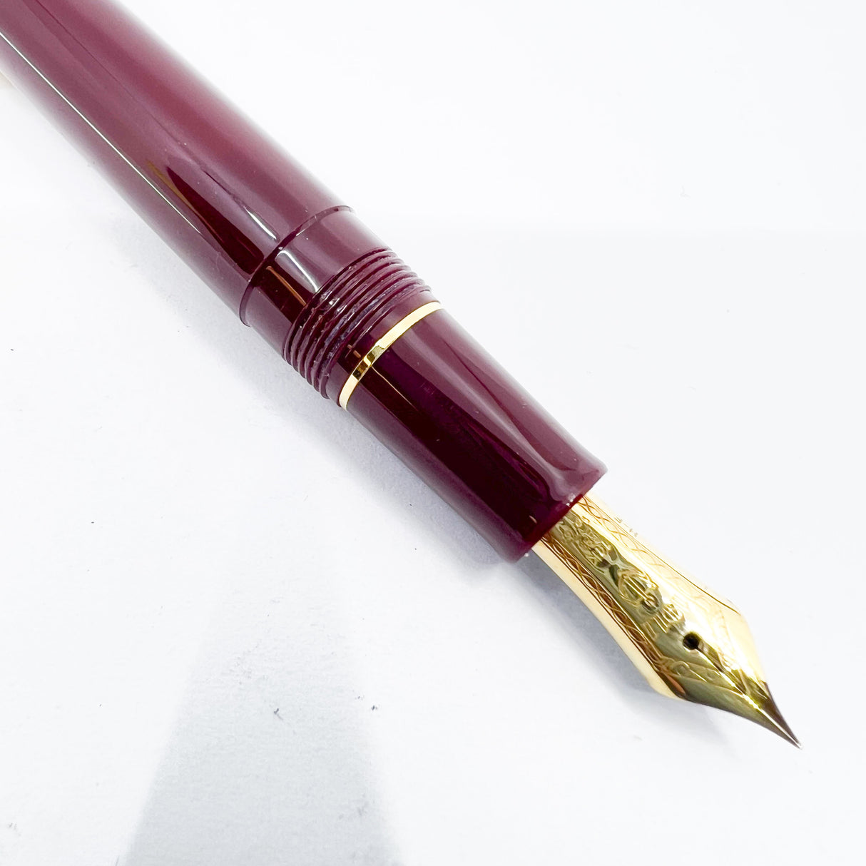 Sailor 1911 Standard Size Glossy Maroon Fountain Pen - Fine 14kt Gold Nib
