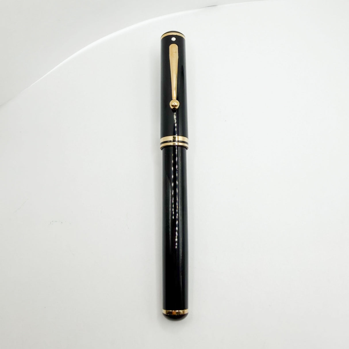 Sheaffer Connaisseur Black Fountain Pen - Medium 18kt Gold Nib