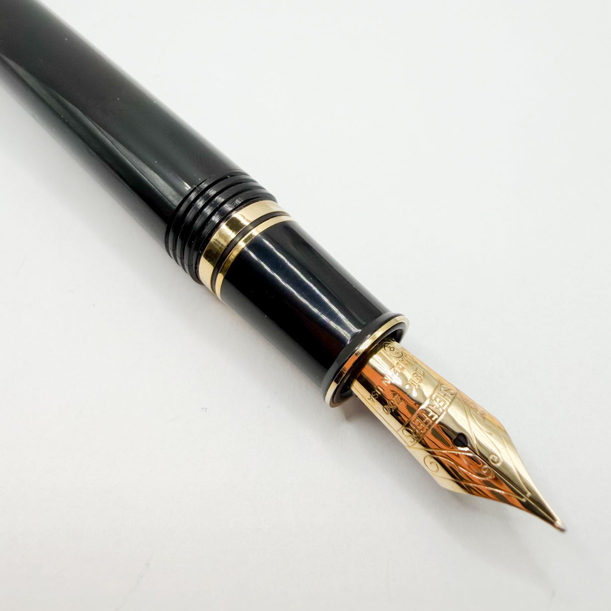 Sheaffer Connaisseur Black Fountain Pen - Medium 18kt Gold Nib