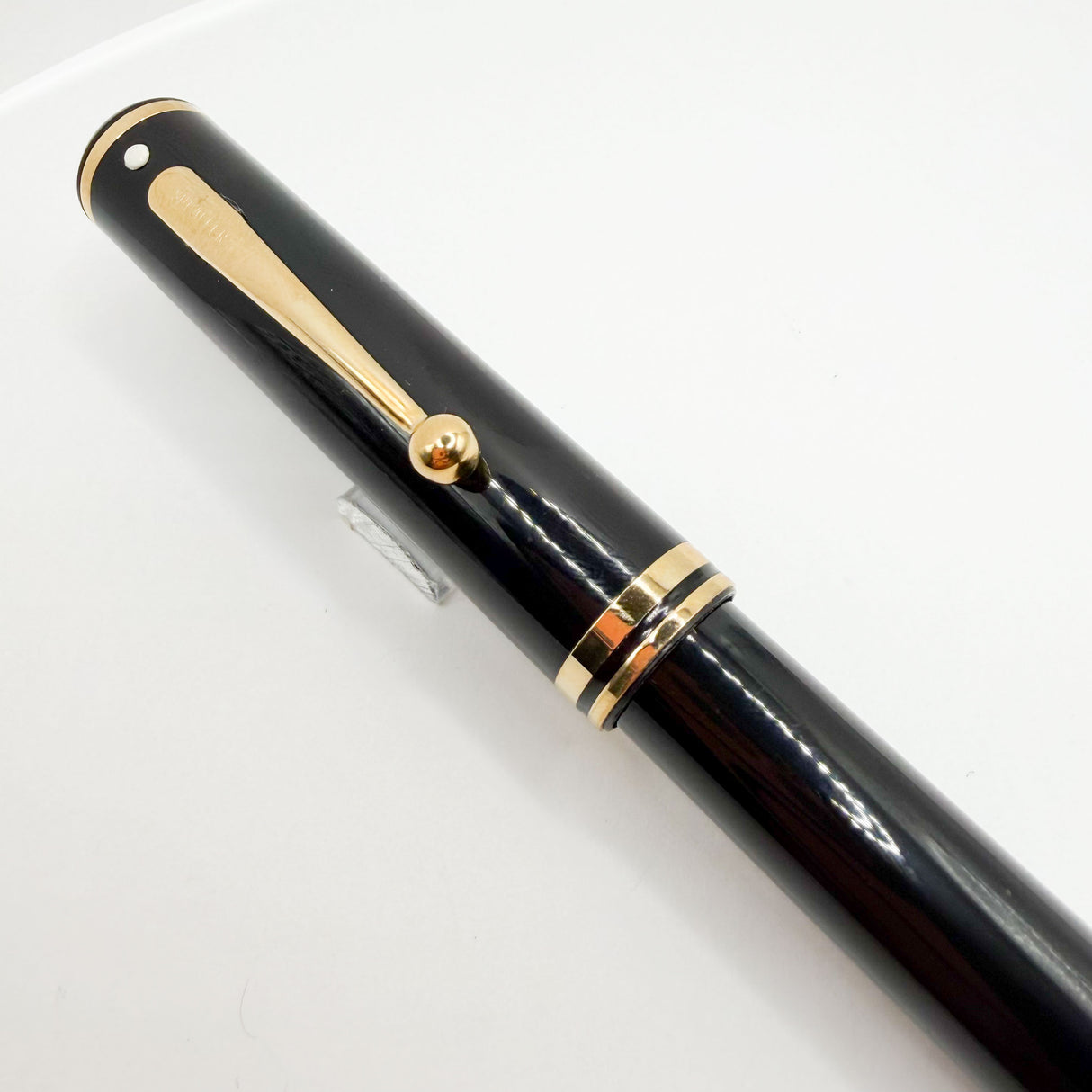 Sheaffer Connaisseur Black Fountain Pen - Medium 18kt Gold Nib