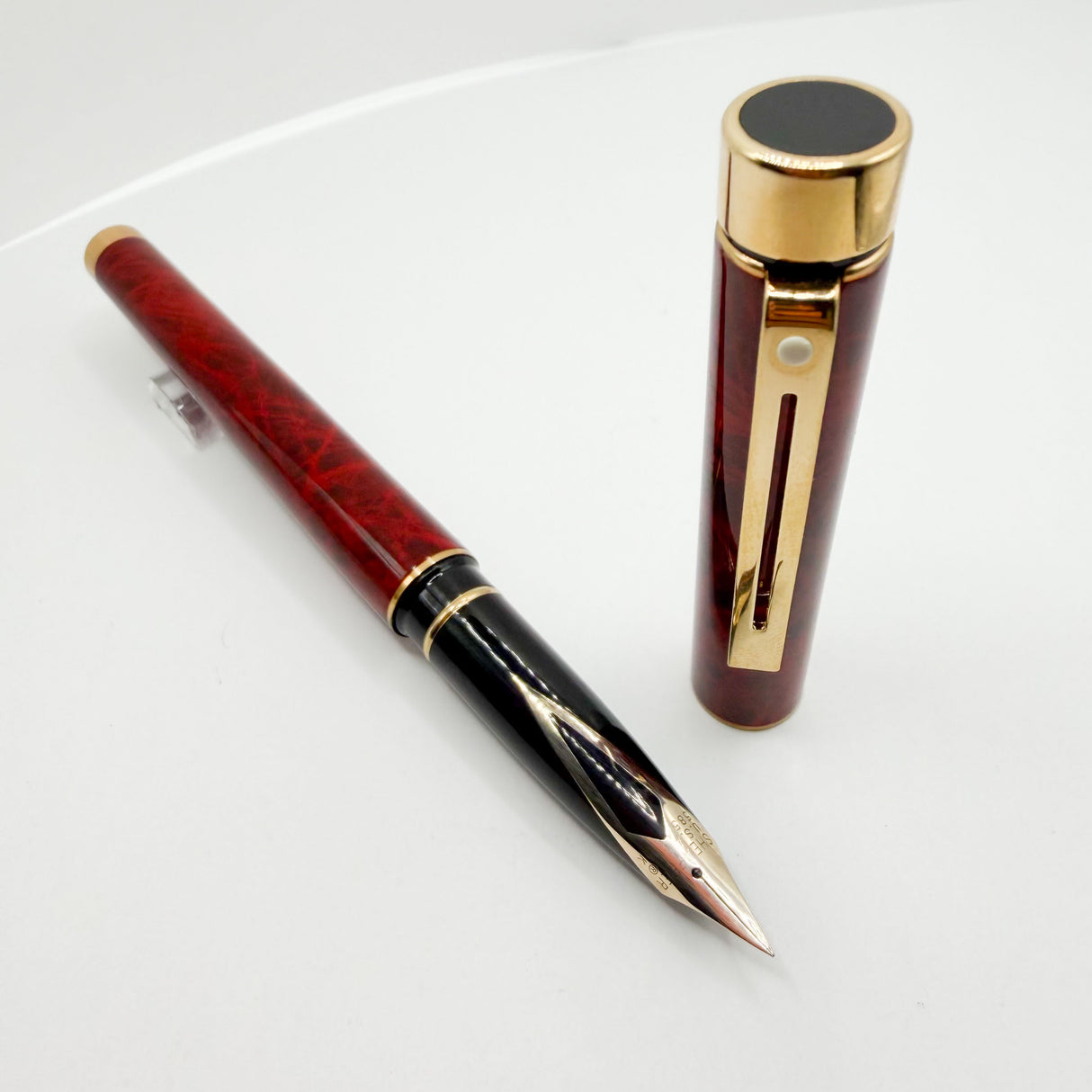 Sheaffer Full Size Targa Red Ronce Lacque Fountain Pen - Extra Fine 14kt Gold Nib