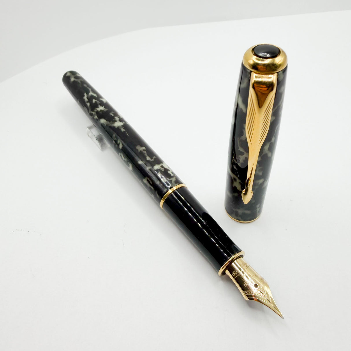 Parker Sonnet Moonbeam Lacque Marbled Charcoal/Ivory Fountain Pen - Fine 18kt Gold Nib