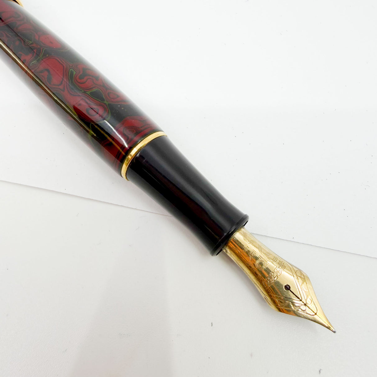 Platinum Larger Early-Style #3776 Marbled Red/Black Urushi Kara-nuri Fountain Pen - Fine 18 Kt Gold Nib