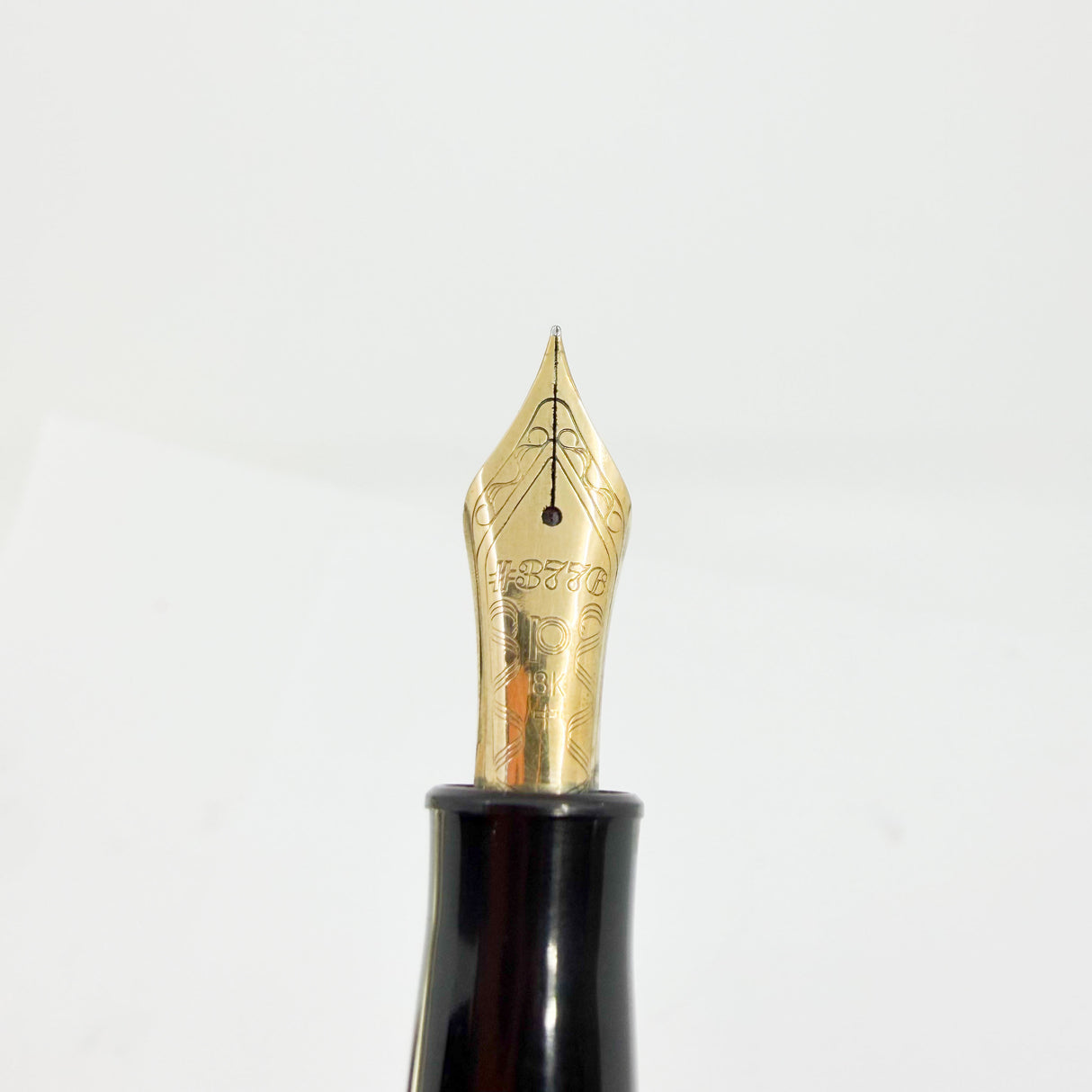 Platinum Larger Early-Style #3776 Marbled Red/Black Urushi Kara-nuri Fountain Pen - Fine 18 Kt Gold Nib