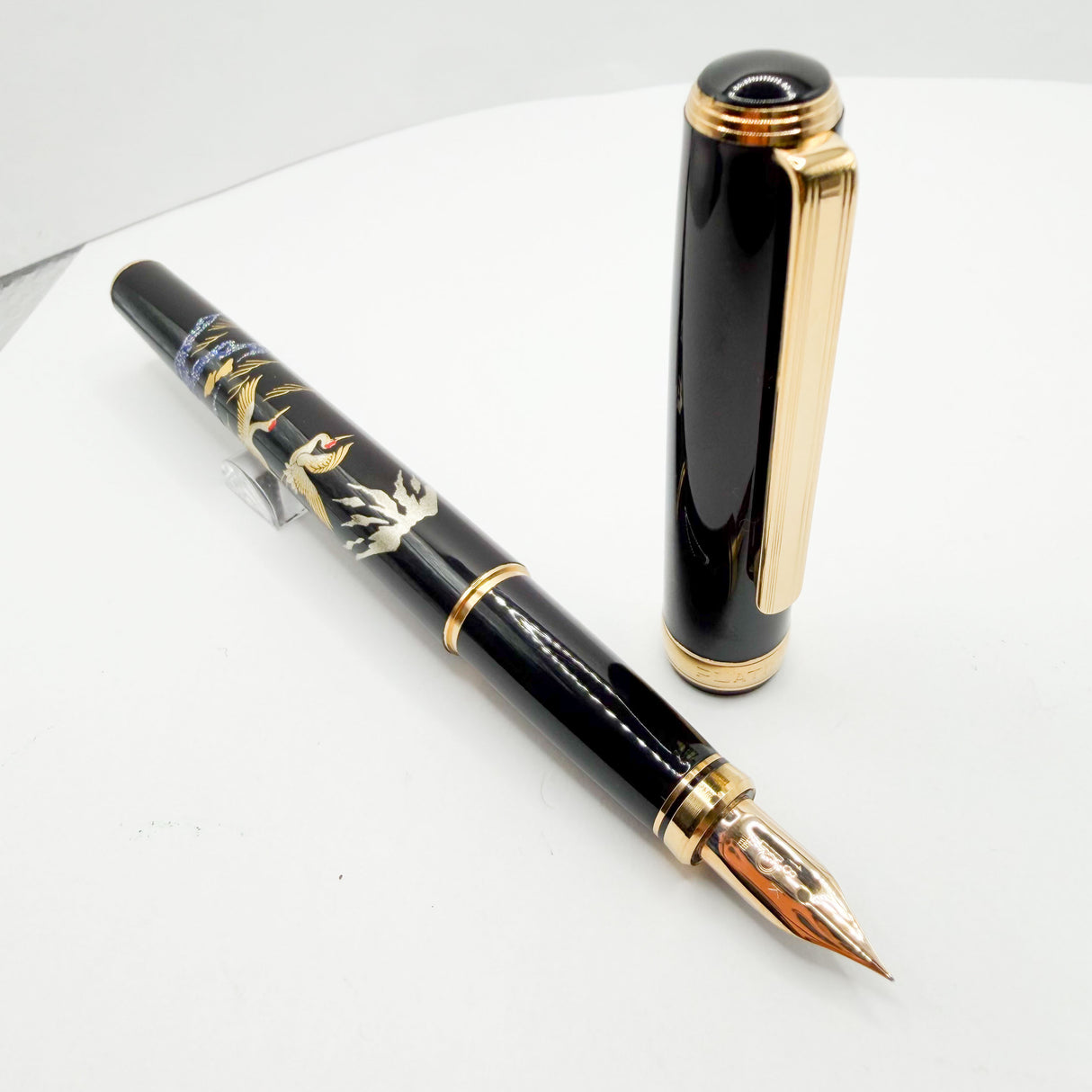 Platinum "Modern Maki-e" Cranes Fountain Pen - Fine 18kt Gold Nib