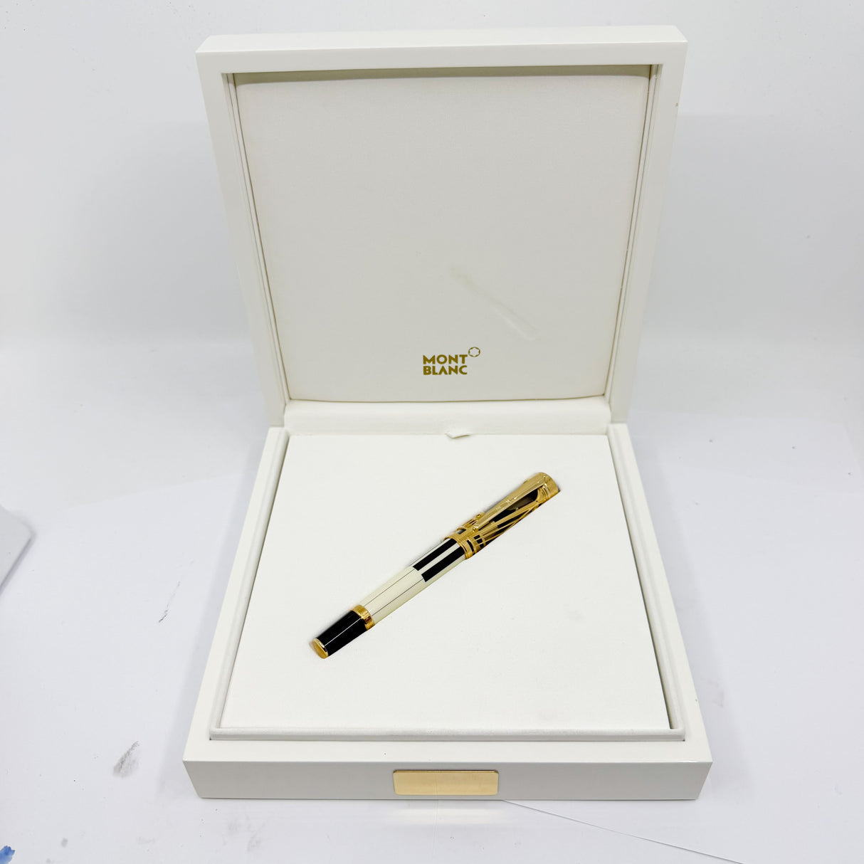 Montblanc Henry E, Steinway 888 Special Edition Patron Of The Arts Limited Edition Fountain Pen - Medium 18kt Gold Nib