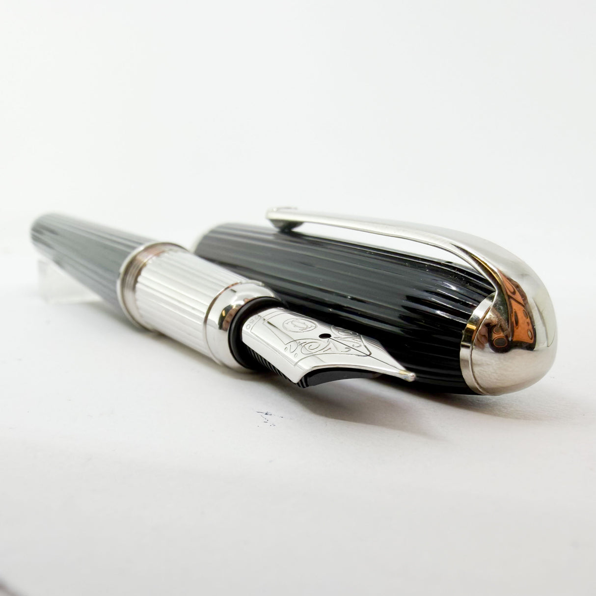 Cartier - Louis Cartier Black Composite Ribbed Fountain Pen - Fine 18kt Gold Nib