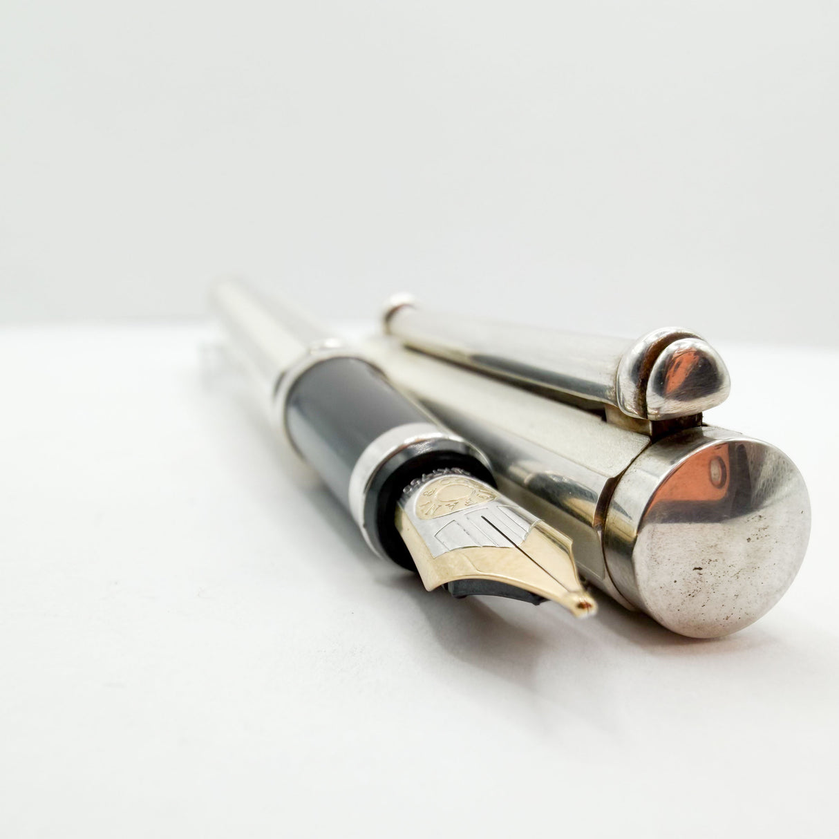 Tiffany Atlas Fountain Pen with Alternating White Lacquered Strips & Sterling Silver Strips & Sterling Clip and Trim - Medium 18kt Gold Tiffany & Co. Nib