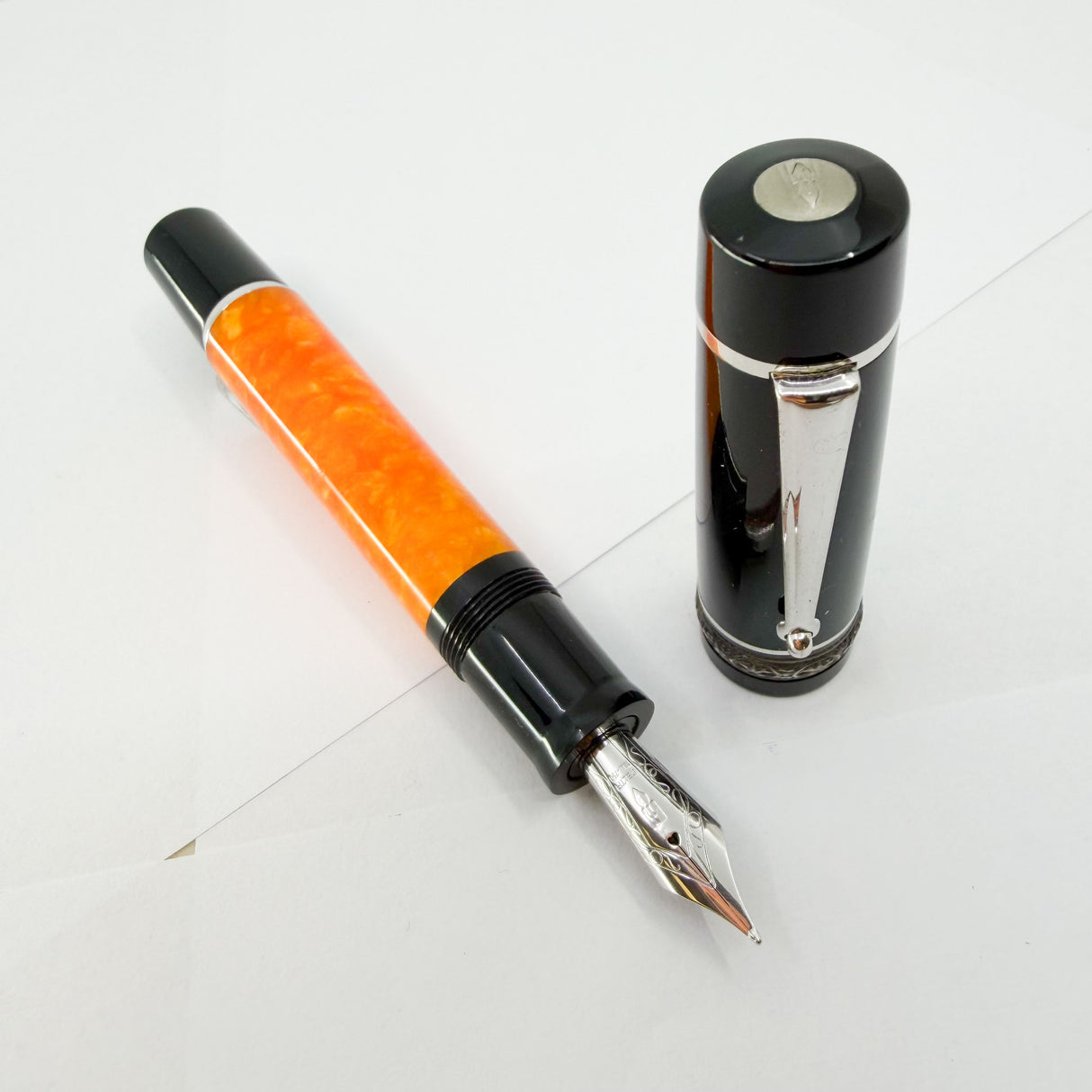 Delta - Original DolceVita Sterling Silver Trim Medium Fountain Pen - Medium 18kt Gold Nib