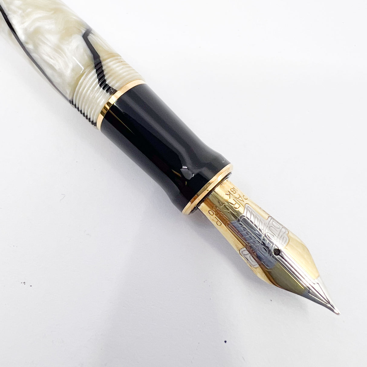 Parker Duofold Centennial (Largest Size) Black & Pearl Fountain Pen - Fine 18kt Gold Nib