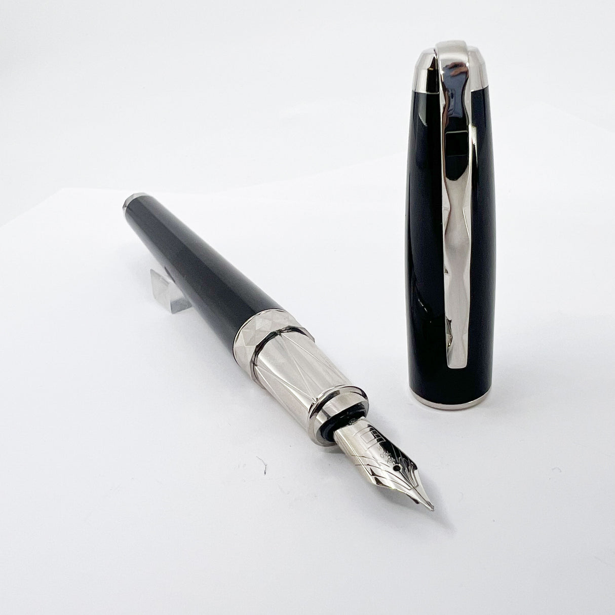 S.T. Dupont Olympio Nocturne Extra Large Fountain Pen - Medium 18kt Gold Nib