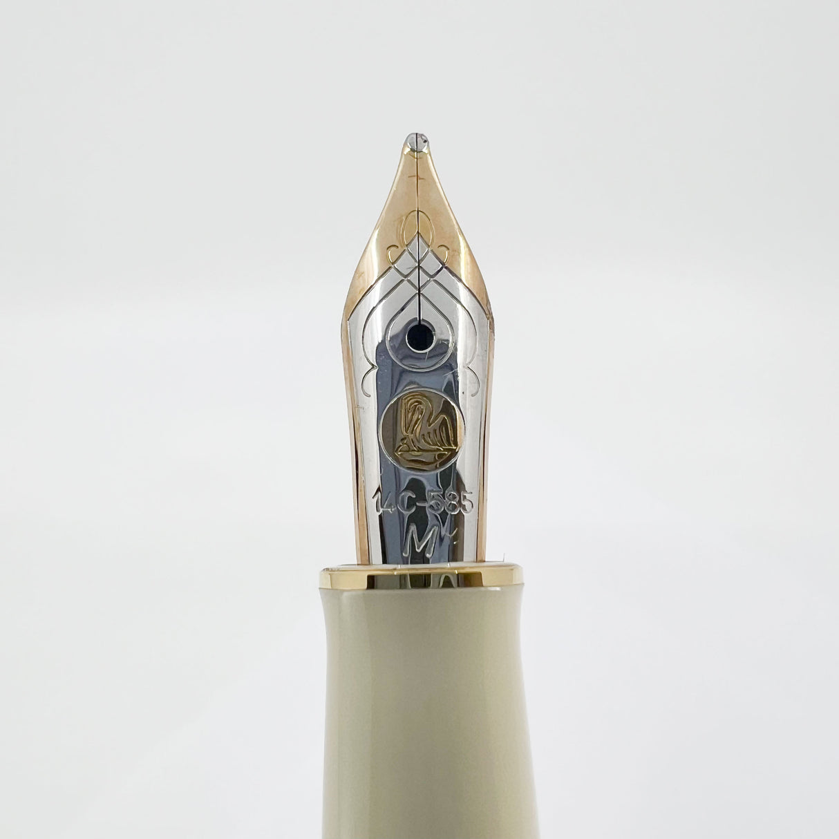 Pelikan M300 Lustrous Ivory Resin Fountain Pen (Circa 2002) - Medium 14kt Gold Nib