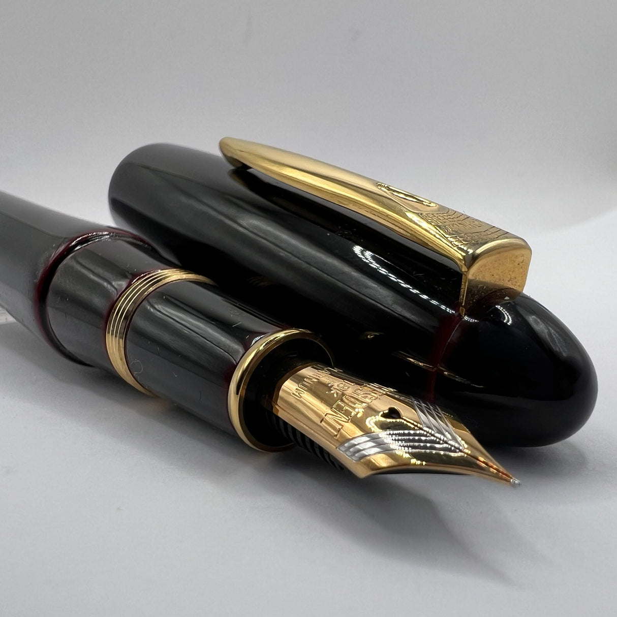 Platinum Izumo Urushi Akatame(Red) Hand Painted Lacquer Oversized Fountain Pen - Fine 18kt Gold Nib