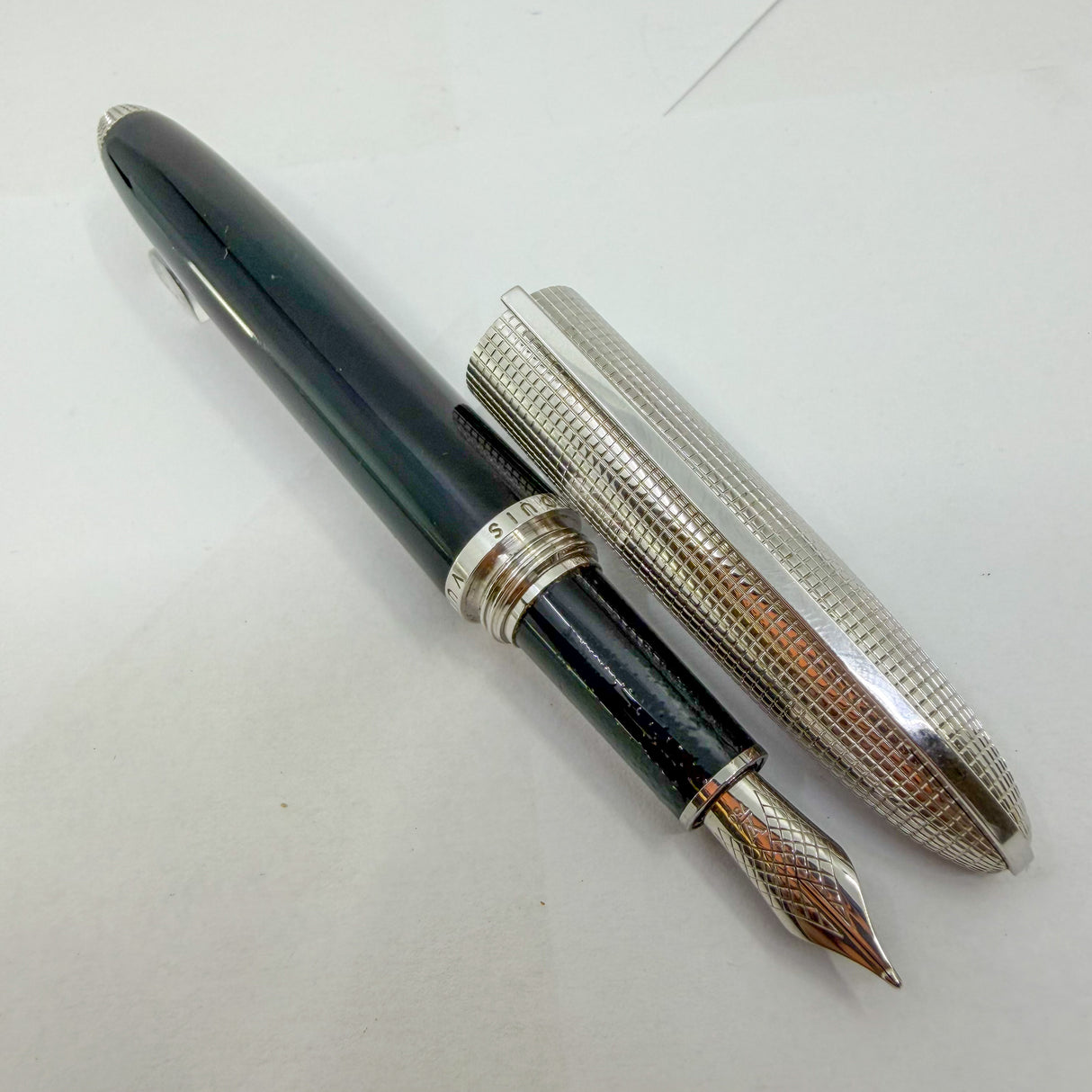 Louis Vuitton Doc Series Palladium Plated Cap/Black Lacquer Barrel Fountain Pen - Medium 18kt Gold Nib