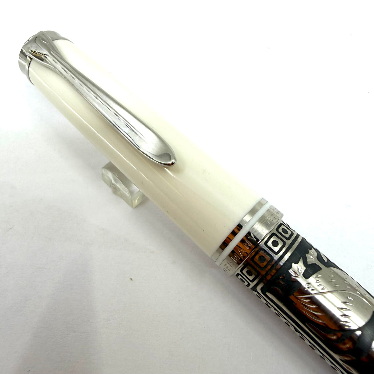 Pelikan M910 White Toledo Fountain Pen - Fine 18kt Gold Nib