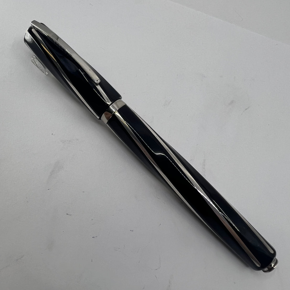 Visconti Black Divina Large Fountain Pen - Broad 14kt Gold Nib