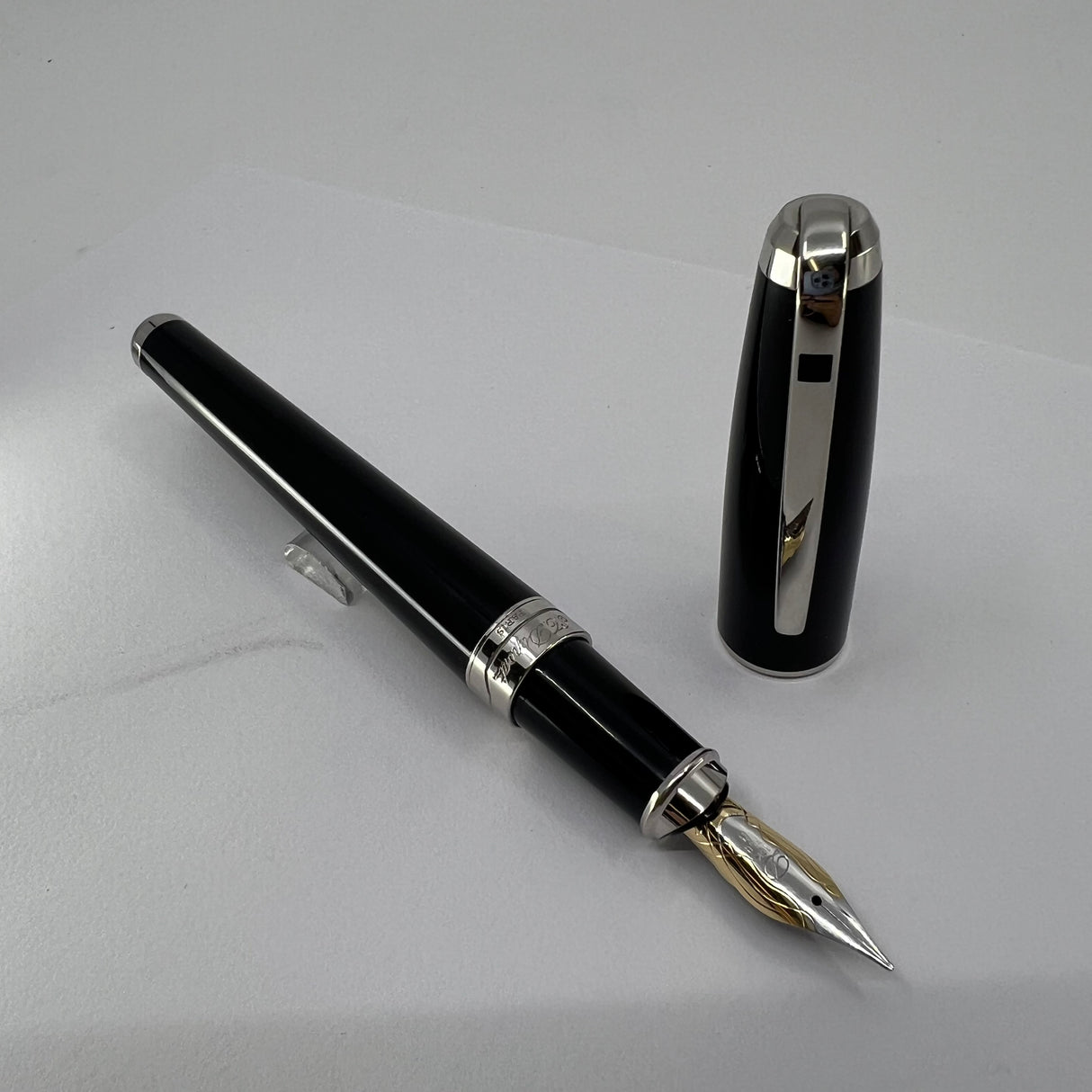 S.T. Dupont Orpheo (Largest Size) Black Laque de Chine Fountain Pen - Medium 18kt Gold Nib