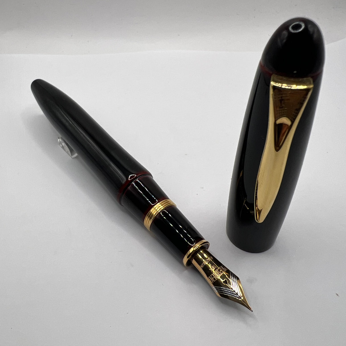 Platinum Izumo Urushi Akatame(Red) Hand Painted Lacquer Oversized Fountain Pen - Fine 18kt Gold Nib