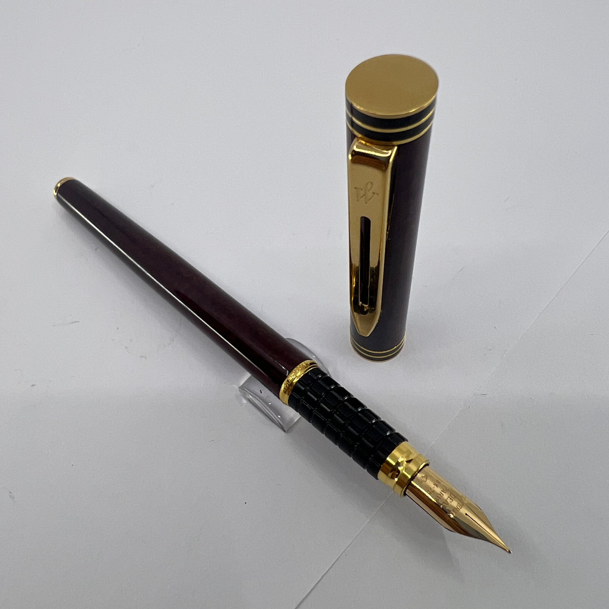 Waterman Exclusive Burgundy & Black Marble Lacquered Fountain Pen - Fine 18kt Gold Nib