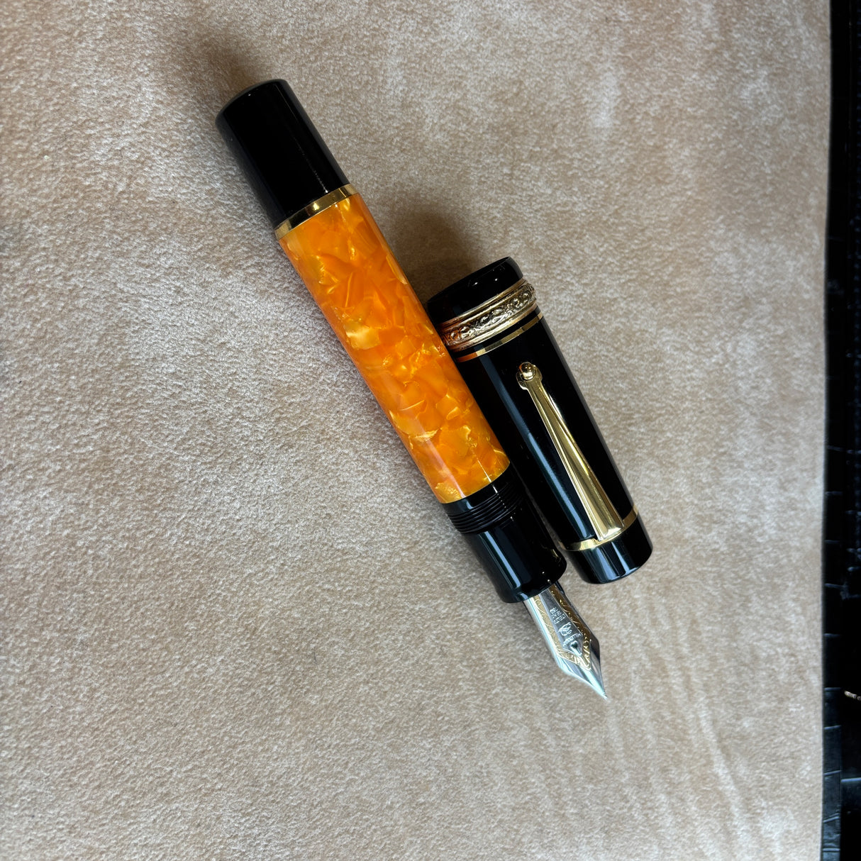 Delta Oversized Millennium DolceVita 925 Gold Vermeil Trim Fountain Pen - 18kt Gold Nib