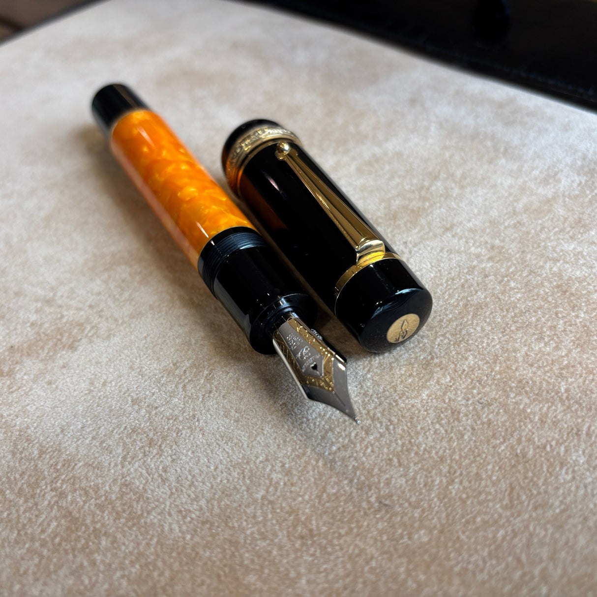 Delta Oversized Millennium DolceVita 925 Gold Vermeil Trim Fountain Pen - 18kt Gold Nib