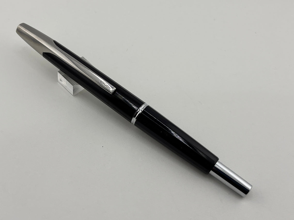 Pilot Glossy Black Vanishing Point Fountain Pen - Classic Style Multi-Facetted Body - Medium 14 Kt Gold Nib