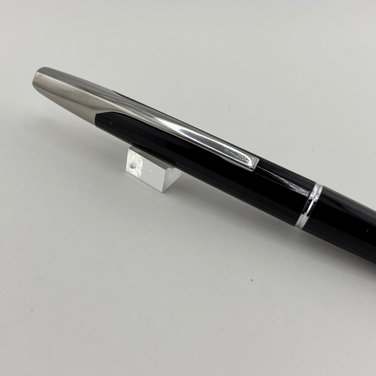Pilot Glossy Black Vanishing Point Fountain Pen - Classic Style Multi-Facetted Body - Medium 14 Kt Gold Nib