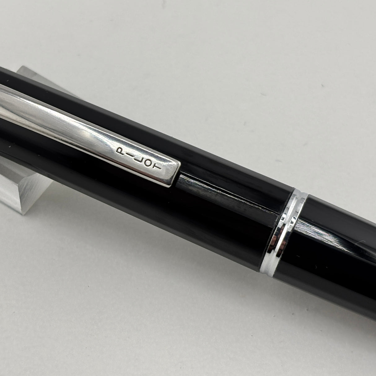 Pilot Glossy Black Vanishing Point Fountain Pen - Classic Style Multi-Facetted Body - Medium 14 Kt Gold Nib