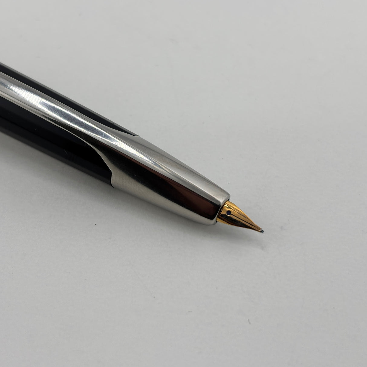 Pilot Glossy Black Vanishing Point Fountain Pen - Classic Style Multi-Facetted Body - Medium 14 Kt Gold Nib
