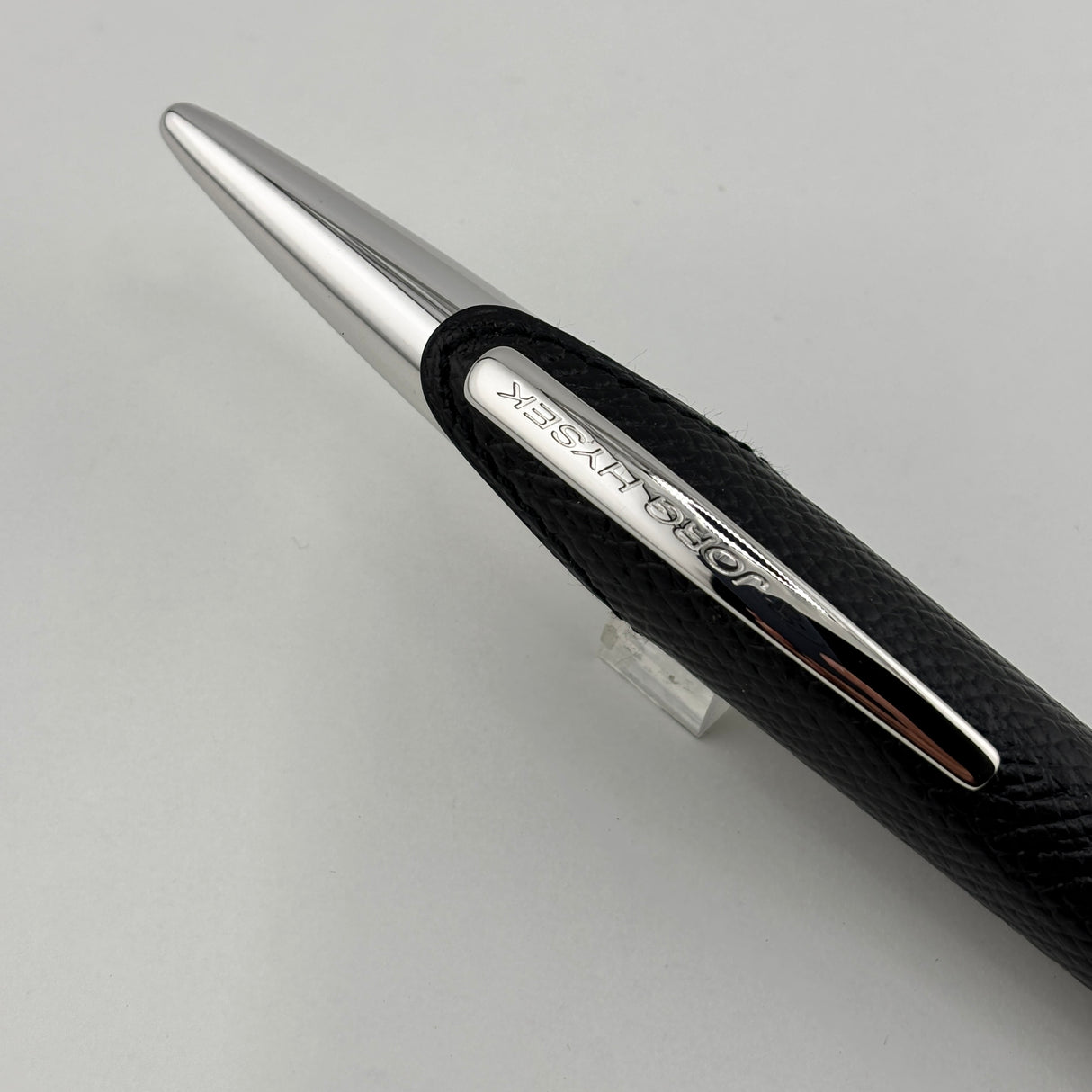 Jorg Hysek Fountain Pen - Carbon Fiber & Rhodium Plating - Medium 18kt Gold Nib