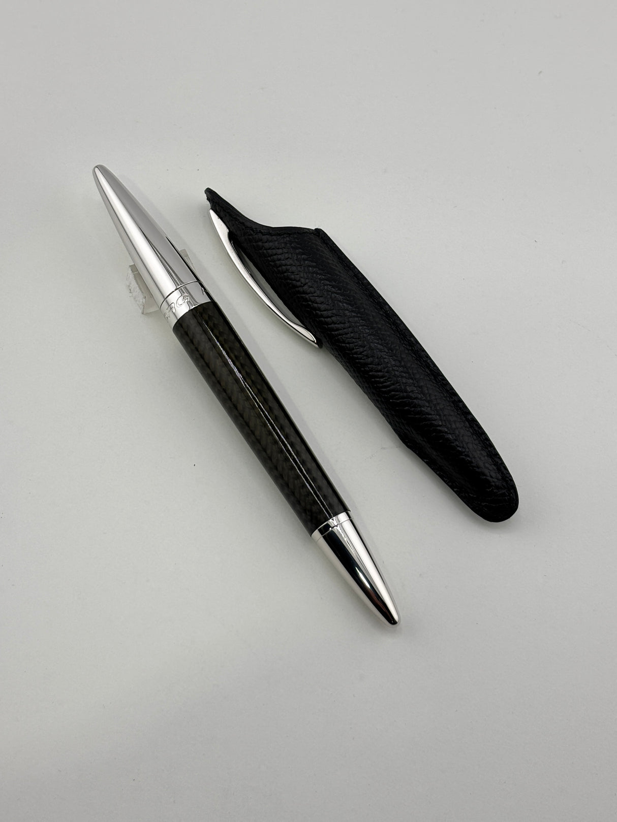 Jorg Hysek Fountain Pen - Carbon Fiber & Rhodium Plating - Medium 18kt Gold Nib