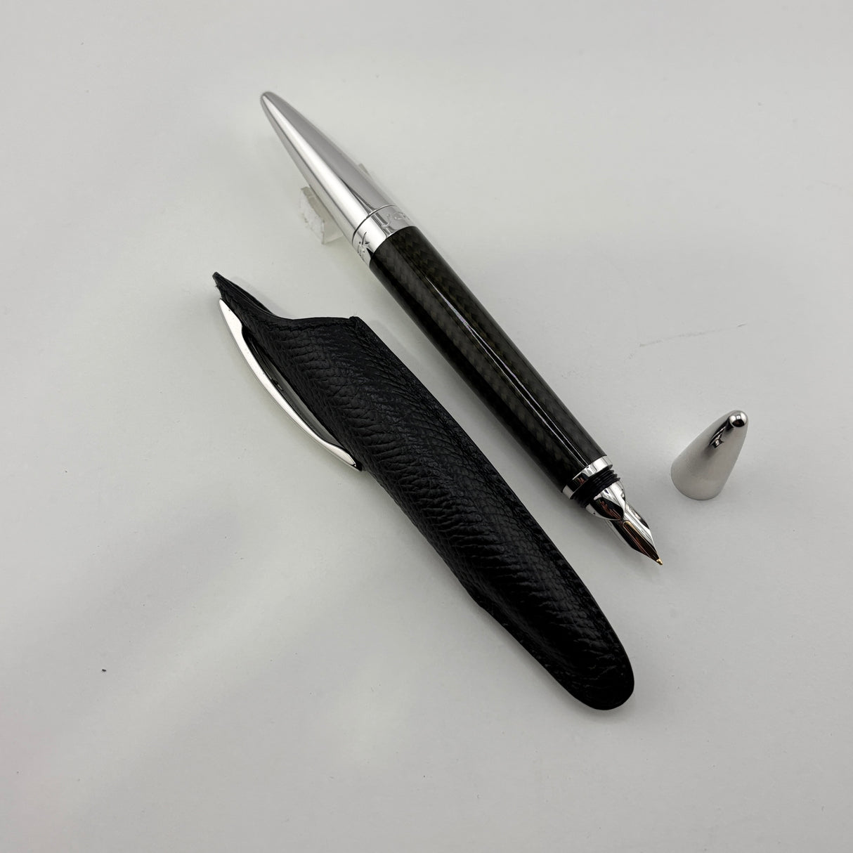 Jorg Hysek Fountain Pen - Carbon Fiber & Rhodium Plating - Medium 18kt Gold Nib