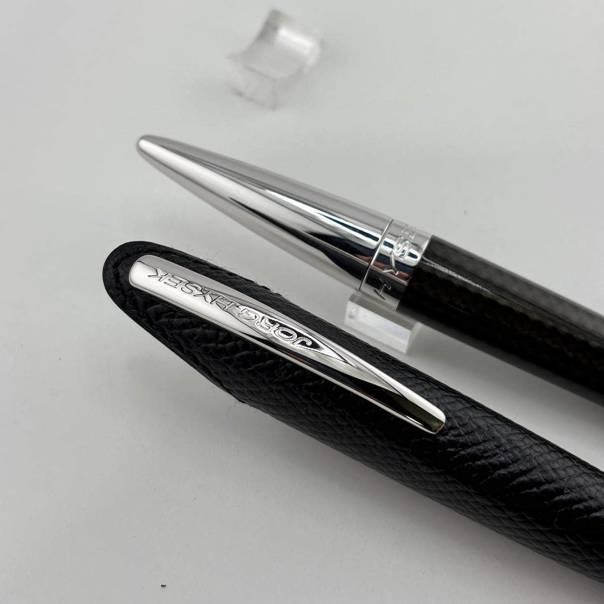 Jorg Hysek Fountain Pen - Carbon Fiber & Rhodium Plating - Medium 18kt Gold Nib