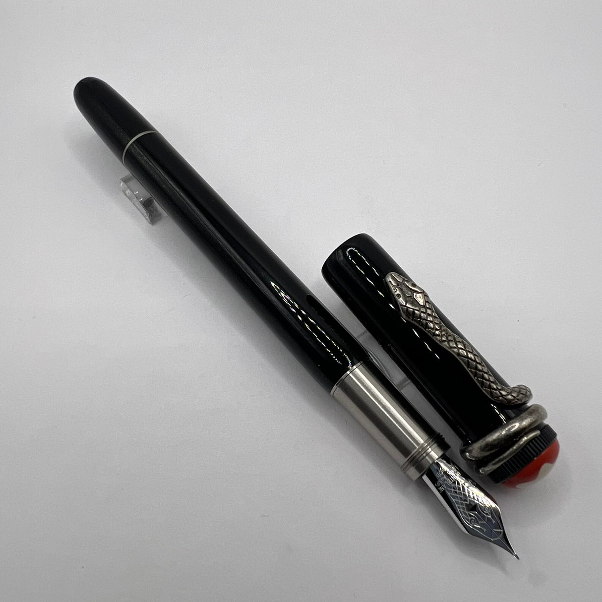 Montblanc Heritage Rouge Et Noir Black Fountain Pen - Fine 14kt Gold Nib
