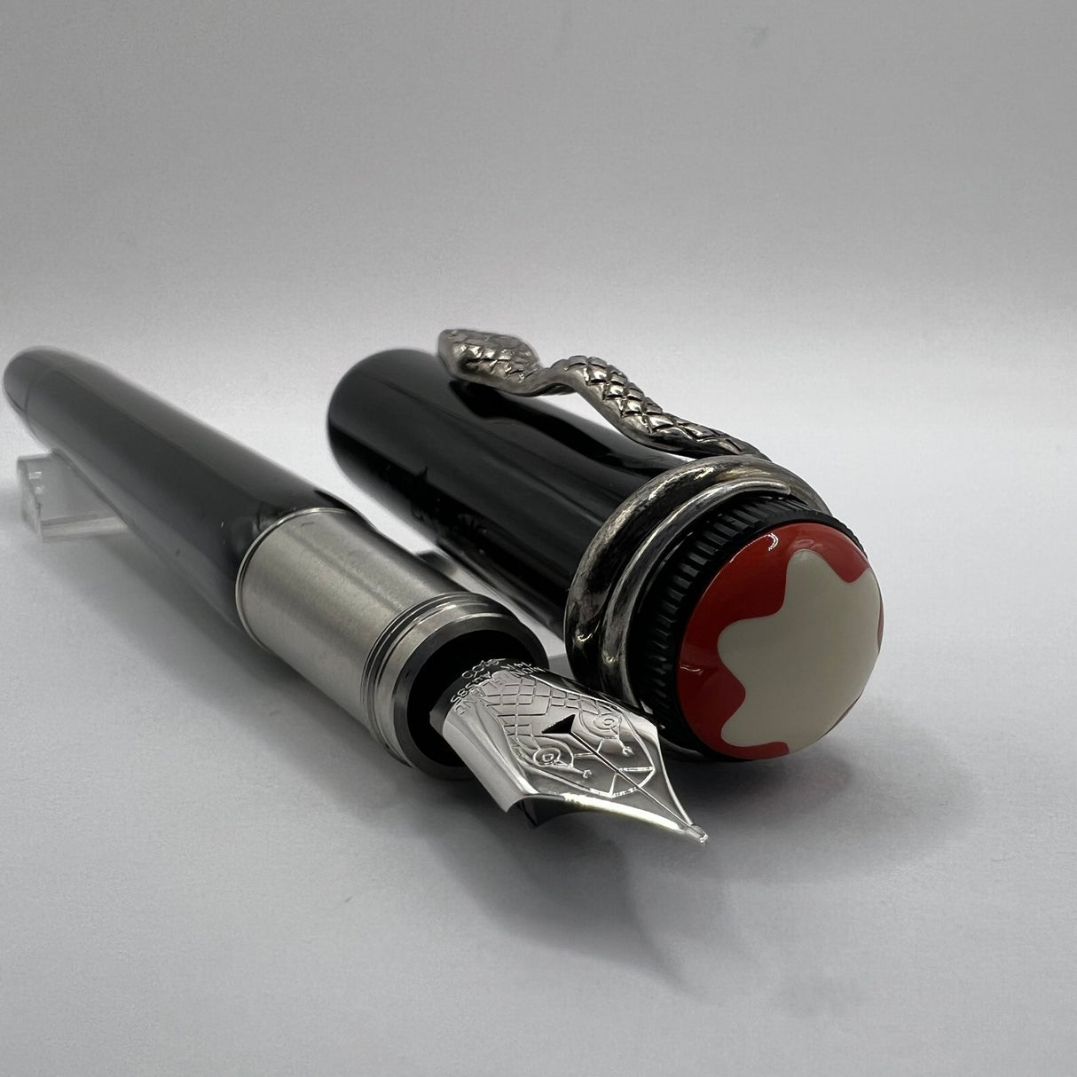 Montblanc Heritage Rouge Et Noir Black Fountain Pen - Fine 14kt Gold Nib