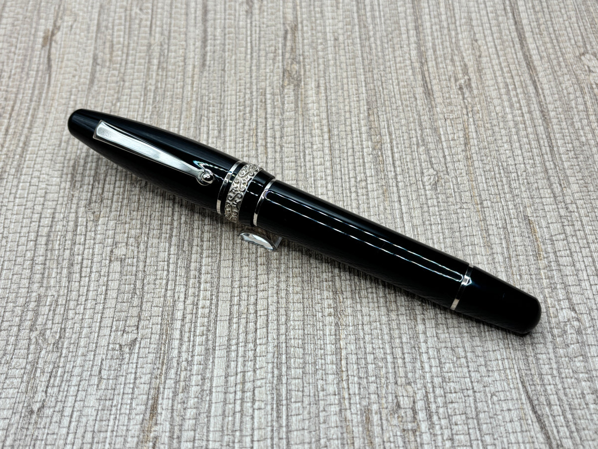 Maiora Golden Age Black Silver Trim - Fountain Pen