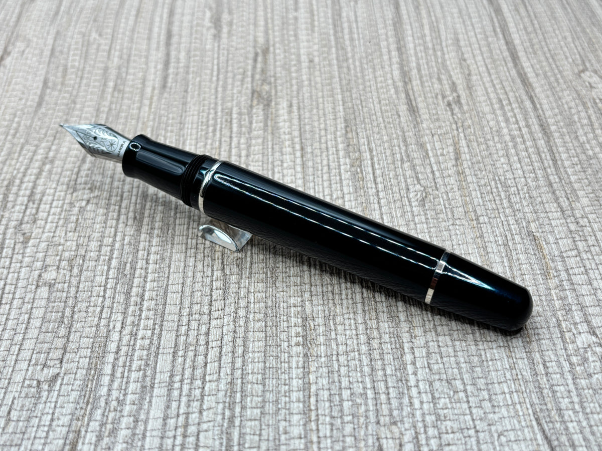 Maiora Golden Age Black Silver Trim - Fountain Pen