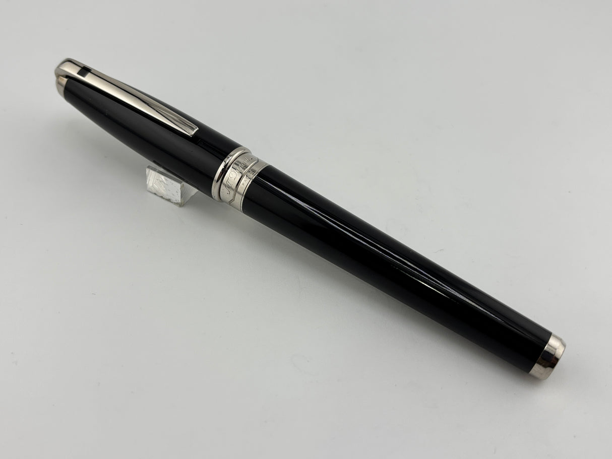 S.T. Dupont Orpheo Extra Large Black Laque de Chine Fountain Pen - Medium 18kt Gold Nib